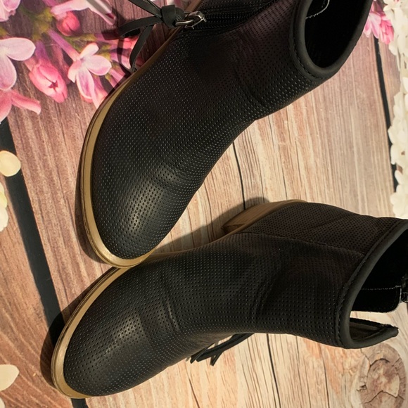 👢 Booties - Picture 3 of 4